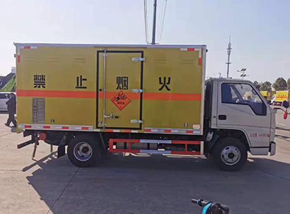 龙城爆破器材运输车工人安全操作规范与智能技术保障